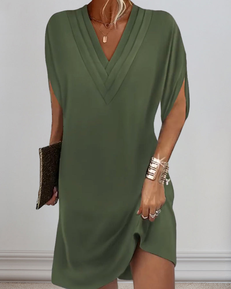 Vestido Sofisticado com Mangas Fendadas em Cor Sólida