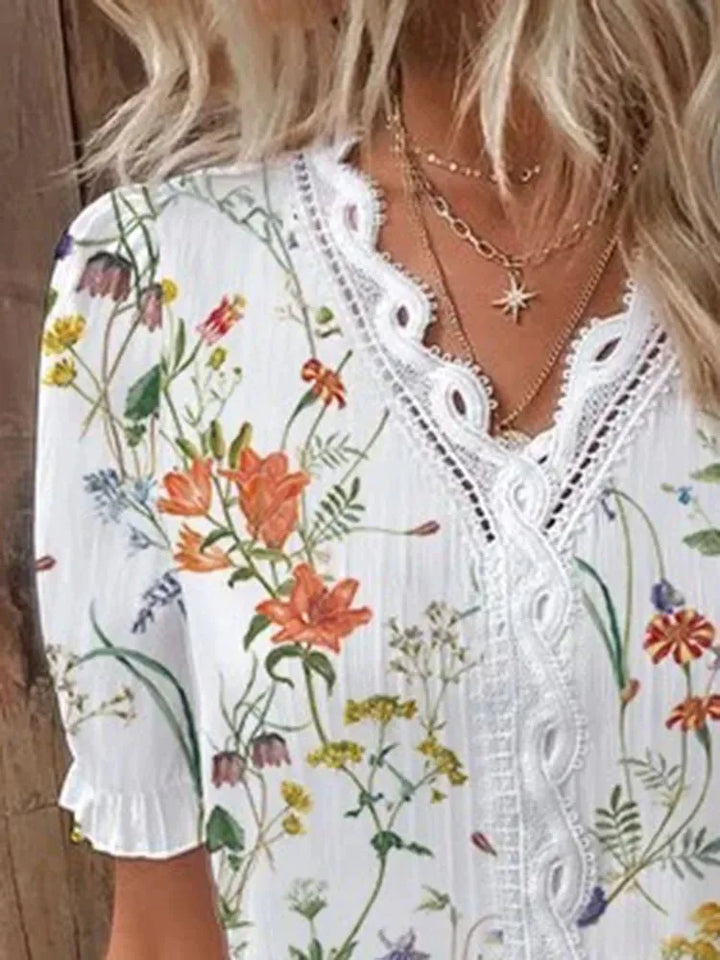 Blusa Feminina Floral com Manga Curta e Detalhe em Renda