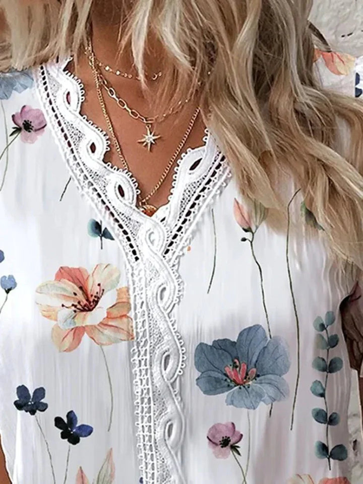 Blusa Feminina Floral com Manga Curta e Detalhe em Renda