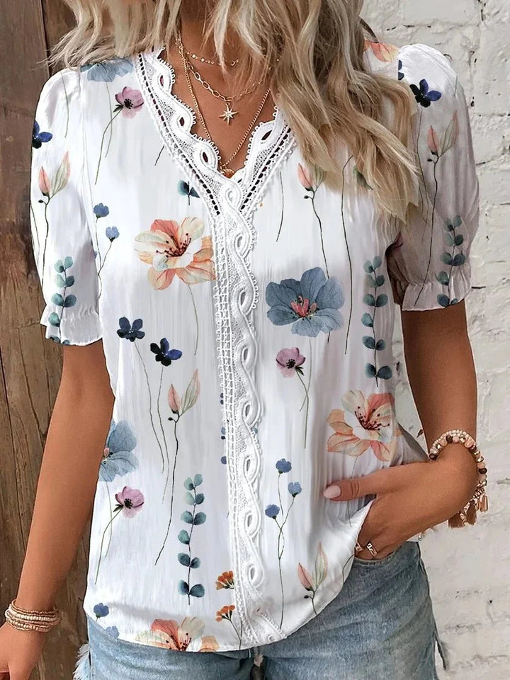 Blusa Feminina Floral com Manga Curta e Detalhe em Renda