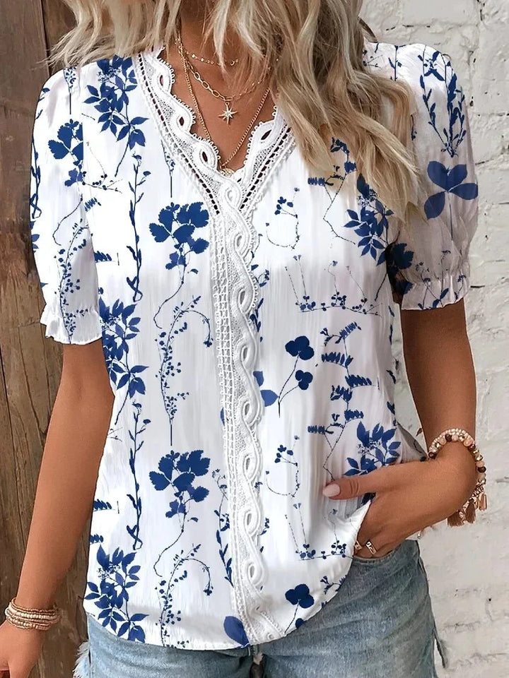 Blusa Feminina Floral com Manga Curta e Detalhe em Renda