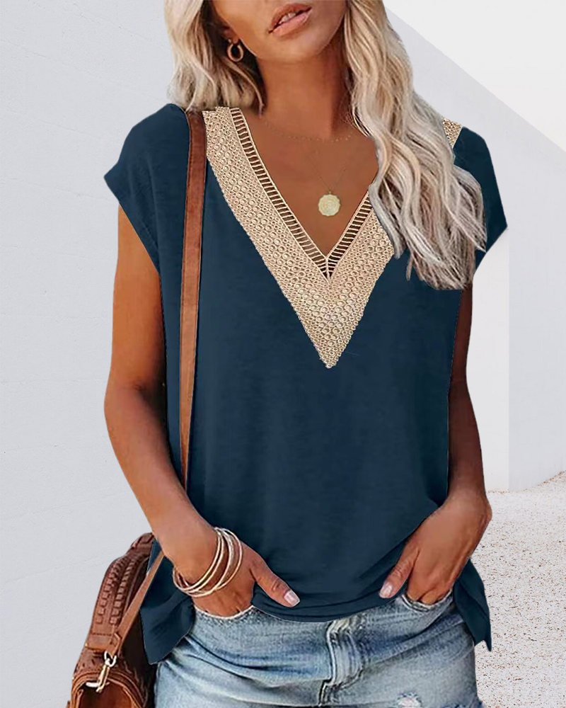 Camiseta com Decote em V em Renda Feminina