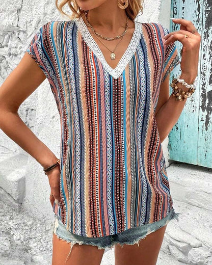 Camiseta Feminina Colorida com Renda Decote em V