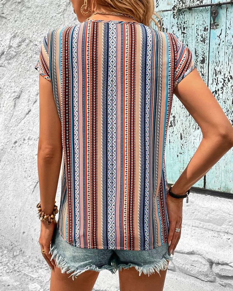 Camiseta Feminina Colorida com Renda Decote em V