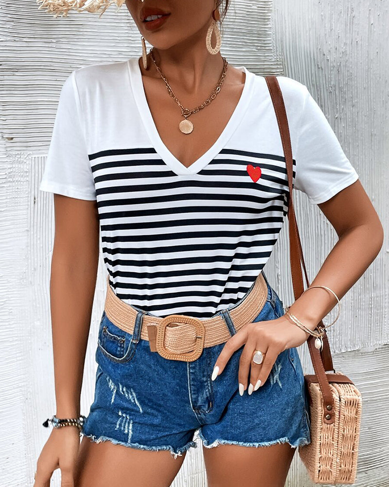 Camiseta Feminina Listrada Decote V