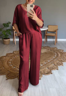 Conjunto de Cetim com Decote em V de Duas Peças