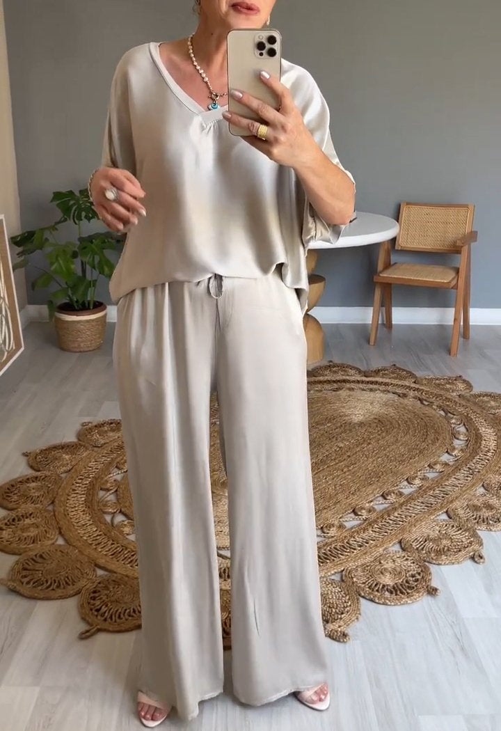 Conjunto de Cetim com Decote em V de Duas Peças