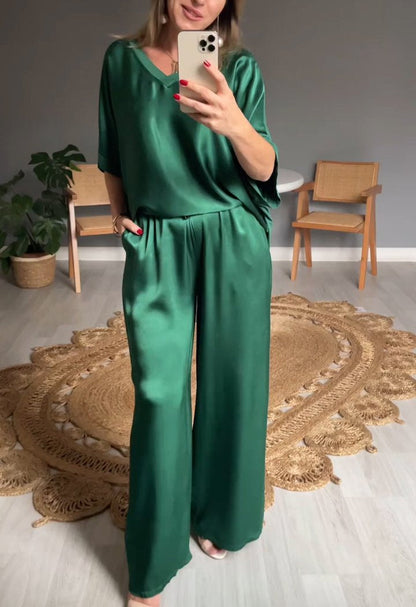 Conjunto de Cetim com Decote em V de Duas Peças