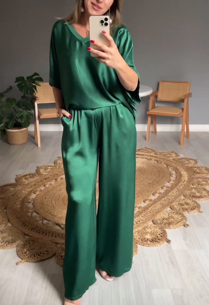 Conjunto de Cetim com Decote em V de Duas Peças