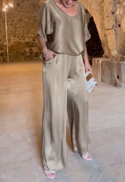 Conjunto de Cetim com Decote em V de Duas Peças