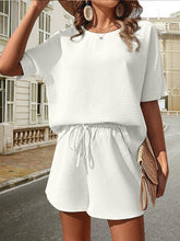 Conjunto de Duas Peças com Camisa de Manga Curta e Shorts