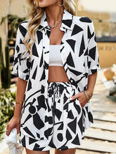 Conjunto de Duas Peças com Camisa Solta Estampada e Shorts