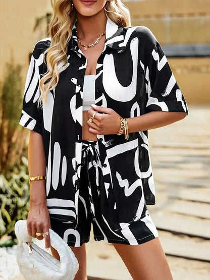 Conjunto de Duas Peças com Camisa Solta Estampada e Shorts