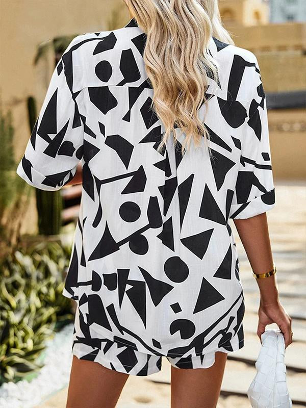 Conjunto de Duas Peças com Camisa Solta Estampada e Shorts