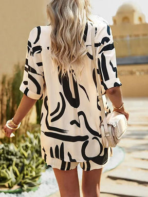 Conjunto de Duas Peças com Camisa Solta Estampada e Shorts
