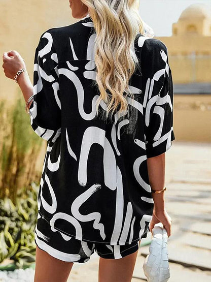 Conjunto de Duas Peças com Camisa Solta Estampada e Shorts