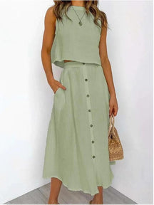 Conjunto com Camiseta sem Mangas e Vestido com Botões