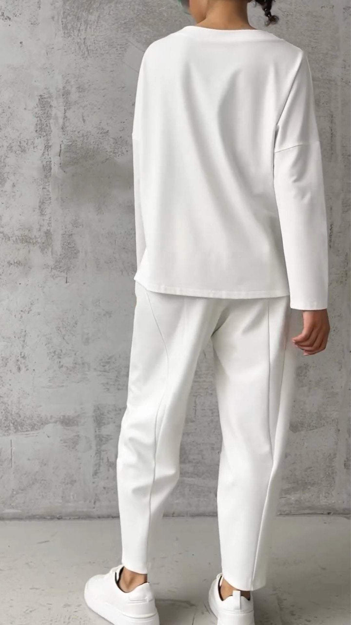 Conjunto Feminino Confortável com Gola Redonda e Design com Fenda