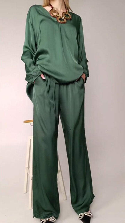 Conjunto Feminino Confortável de Cetim com Gola Redonda e Manga Longa