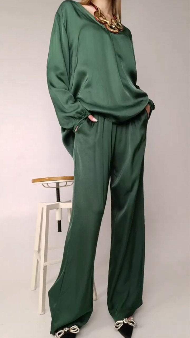 Conjunto Feminino Confortável de Cetim com Gola Redonda e Manga Longa