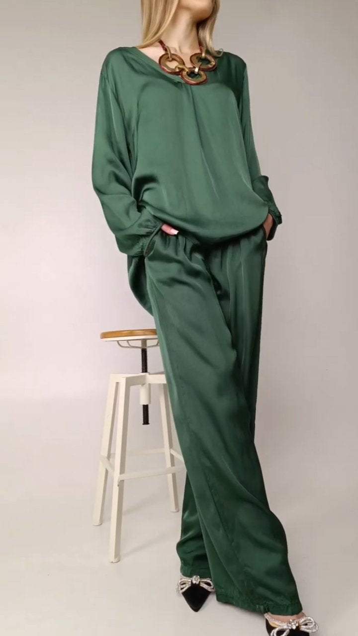 Conjunto Feminino Confortável de Cetim com Gola Redonda e Manga Longa