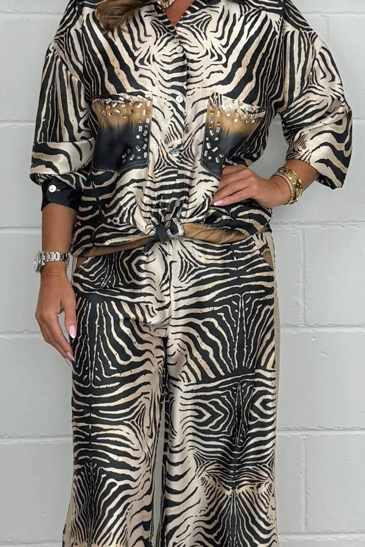 Conjunto Feminino de Camisa de Cetim com Miçangas e Calça Estampada de Zebra
