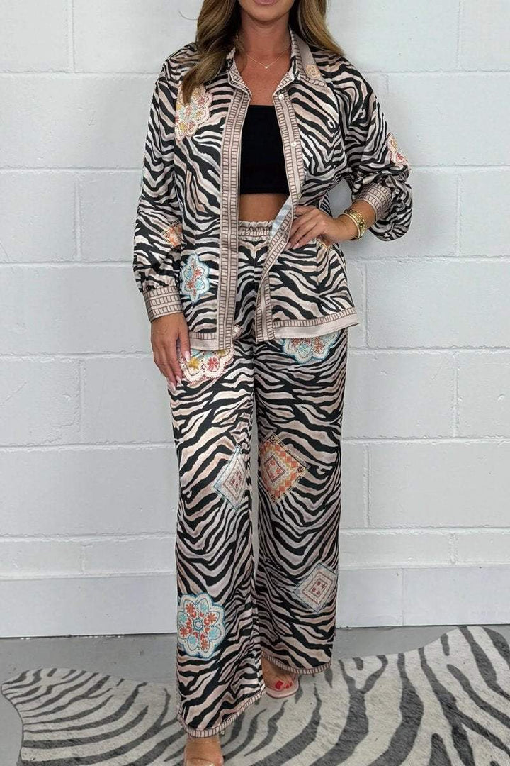 Conjunto Feminino de Camisa com Estampa de Zebra e Flores e Calças Co-Ord
