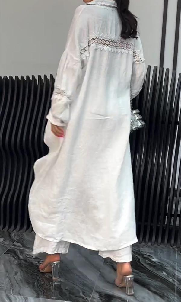 Conjunto Feminino de Camisa com Recorte nas Costas e Calças de Linho de Duas Peças