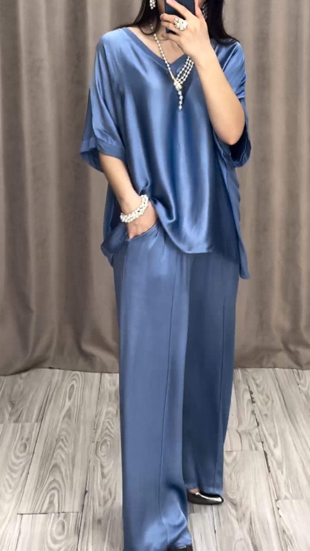 Conjunto Feminino de Cetim com Decote em V e Manga Curta