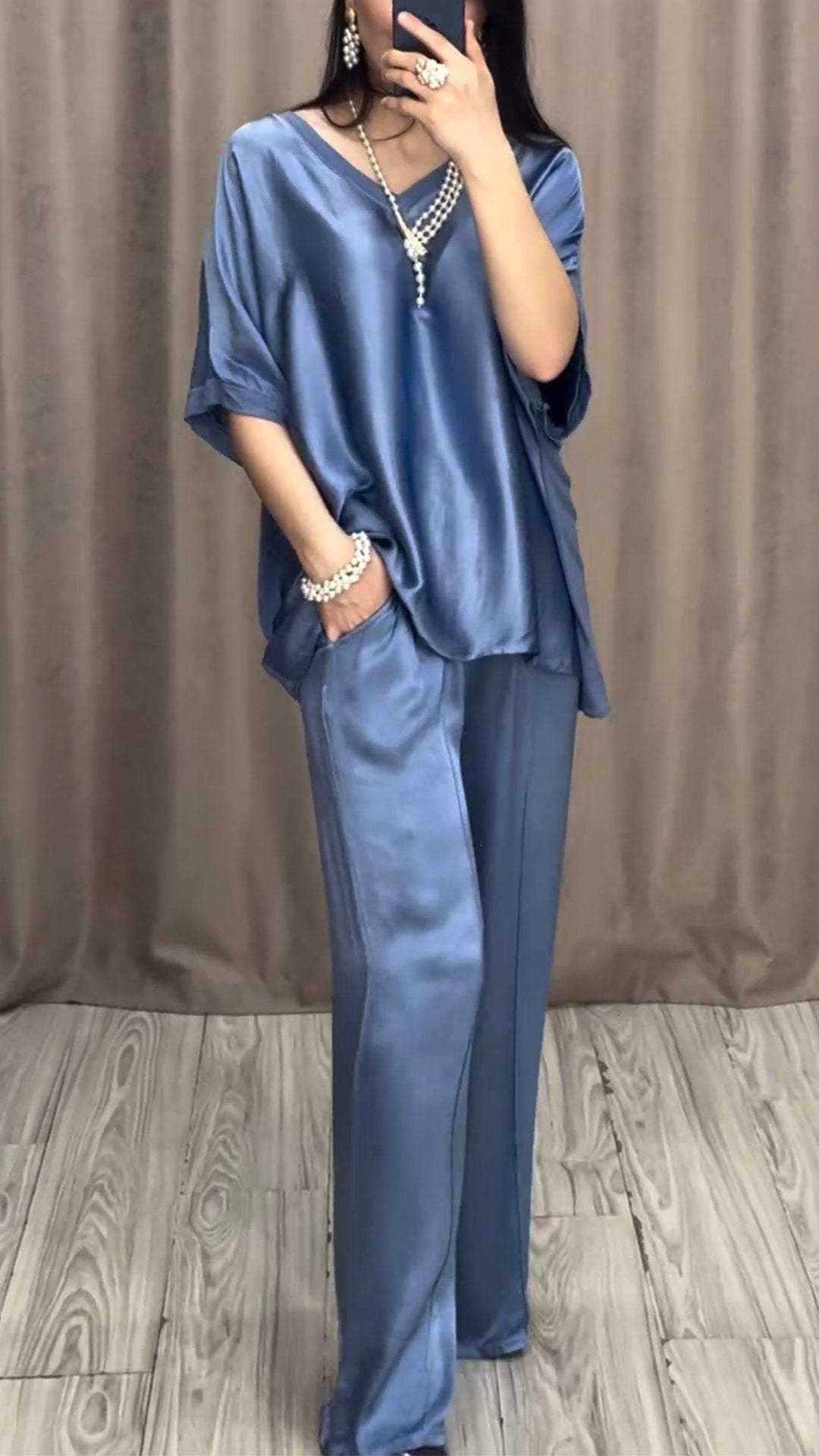 Conjunto Feminino de Cetim com Decote em V e Manga Curta - 2