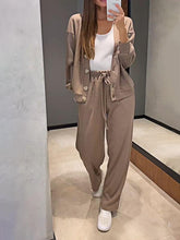 Conjunto Feminino de Jaqueta de Malha com Botões e Calças de Duas Peças