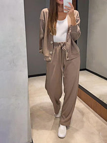 Conjunto Feminino de Jaqueta de Malha com Botões e Calças de Duas Peças