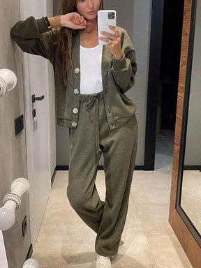 Conjunto Feminino de Jaqueta de Malha com Botões e Calças de Duas Peças