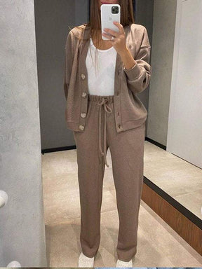 Conjunto Feminino de Jaqueta de Malha com Botões e Calças de Duas Peças