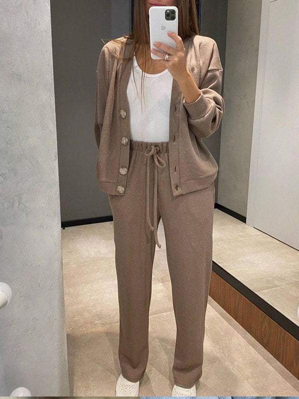 Conjunto Feminino de Jaqueta de Malha com Botões e Calças de Duas Peças