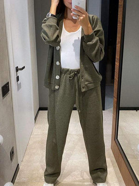 Conjunto Feminino de Jaqueta de Malha com Botões e Calças de Duas Peças