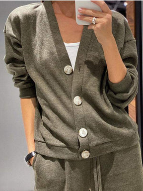 Conjunto Feminino de Jaqueta de Malha com Botões e Calças de Duas Peças
