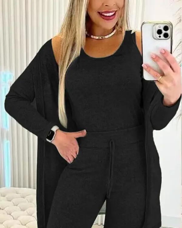 Conjunto Feminino de Regata com Gola Redonda e Calça com Cordão e Casaco