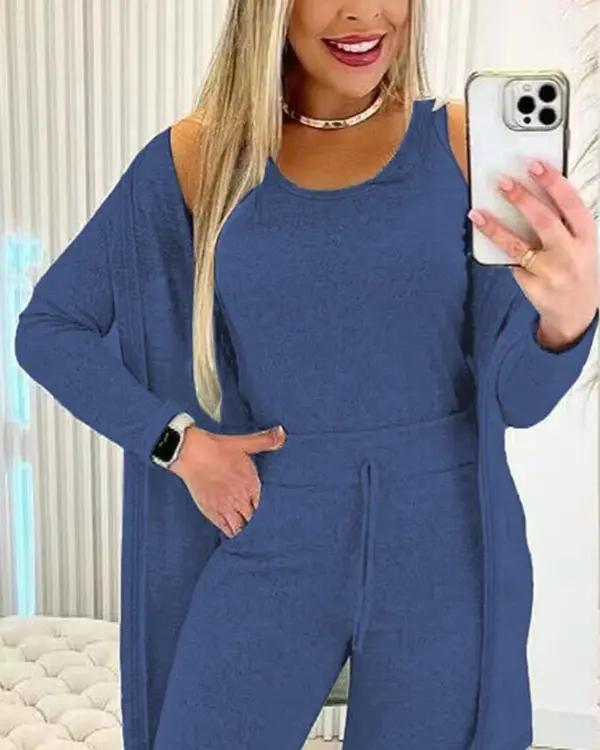 Conjunto Feminino de Regata com Gola Redonda e Calça com Cordão e Casaco