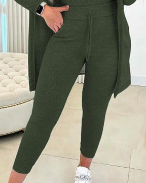 Conjunto Feminino de Regata com Gola Redonda e Calça com Cordão e Casaco