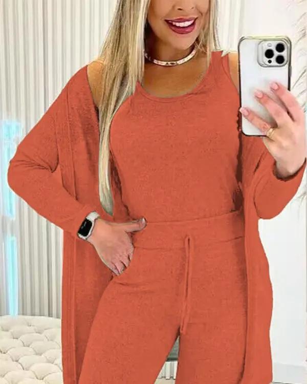 Conjunto Feminino de Regata com Gola Redonda e Calça com Cordão e Casaco