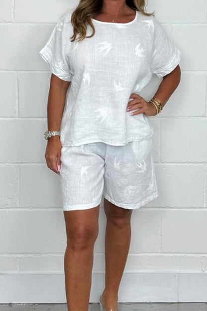 Conjunto Feminino de Top Estampado com Pássaros e Shorts de Linho