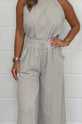 Conjunto Feminino de Top Flutuante com Laço nas Costas e Calça com Gola Halter