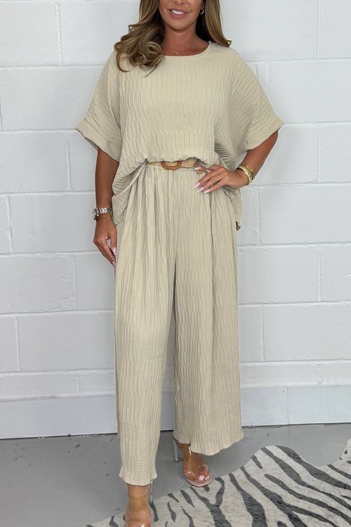 Conjunto Feminino de Top Plissado e Calça com Cinto
