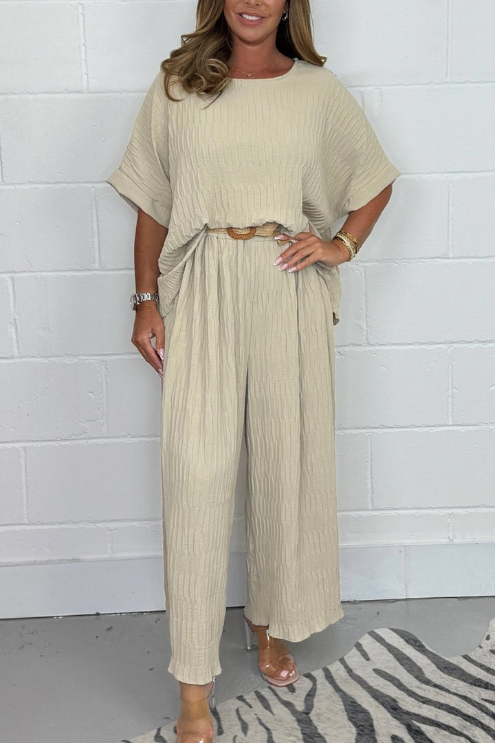 Conjunto Feminino de Top Plissado e Calça com Cinto