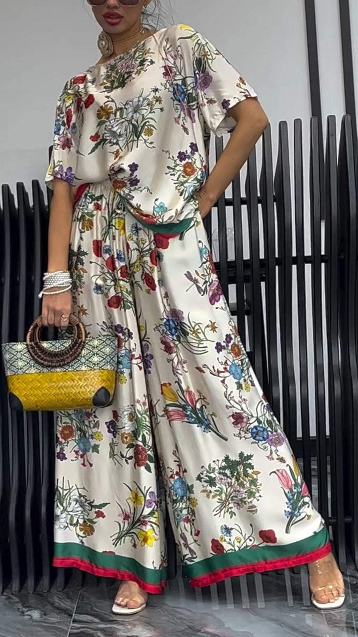 Conjunto Feminino Estampado com Gola Redonda e Manga Curta