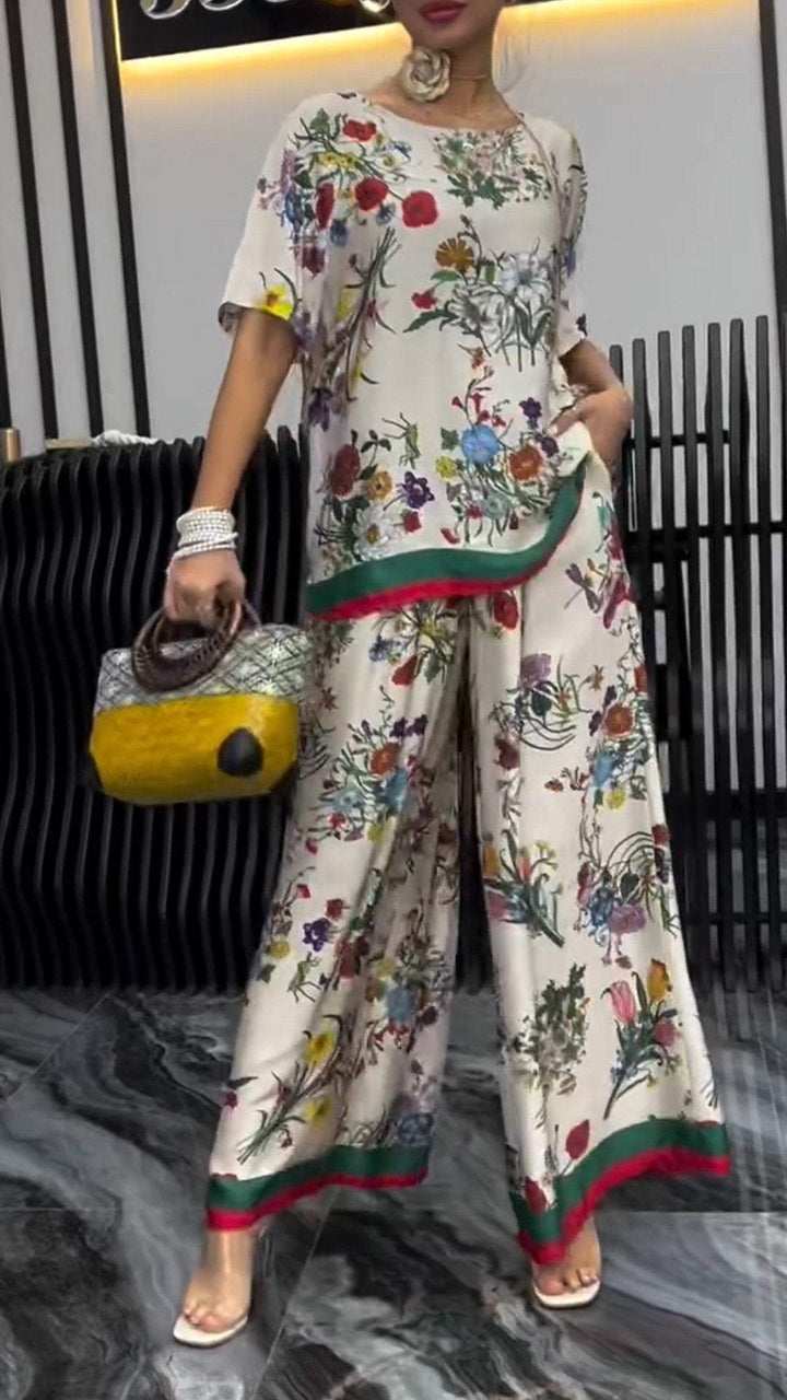 Conjunto Feminino Estampado com Gola Redonda e Manga Curta