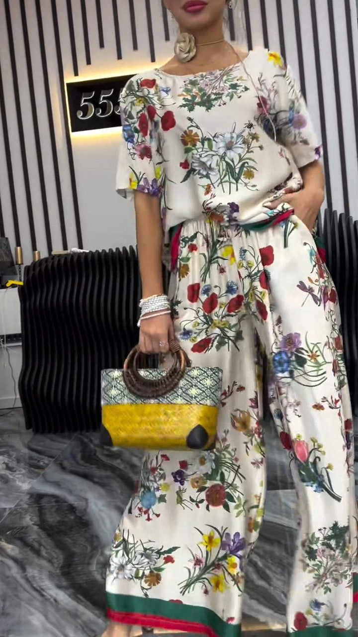 Conjunto Feminino Estampado com Gola Redonda e Manga Curta