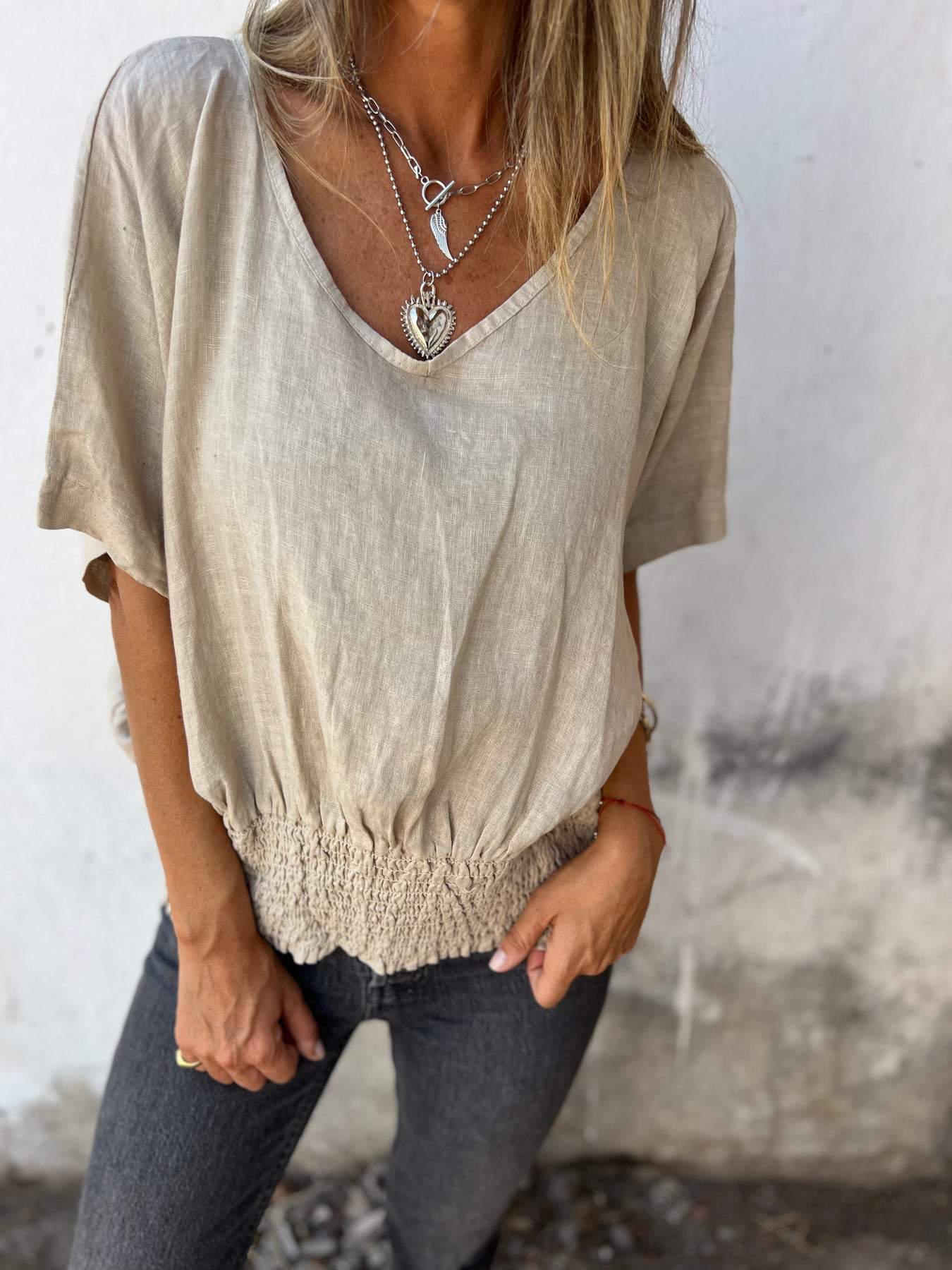 Camiseta confortável acinturada com decote em V