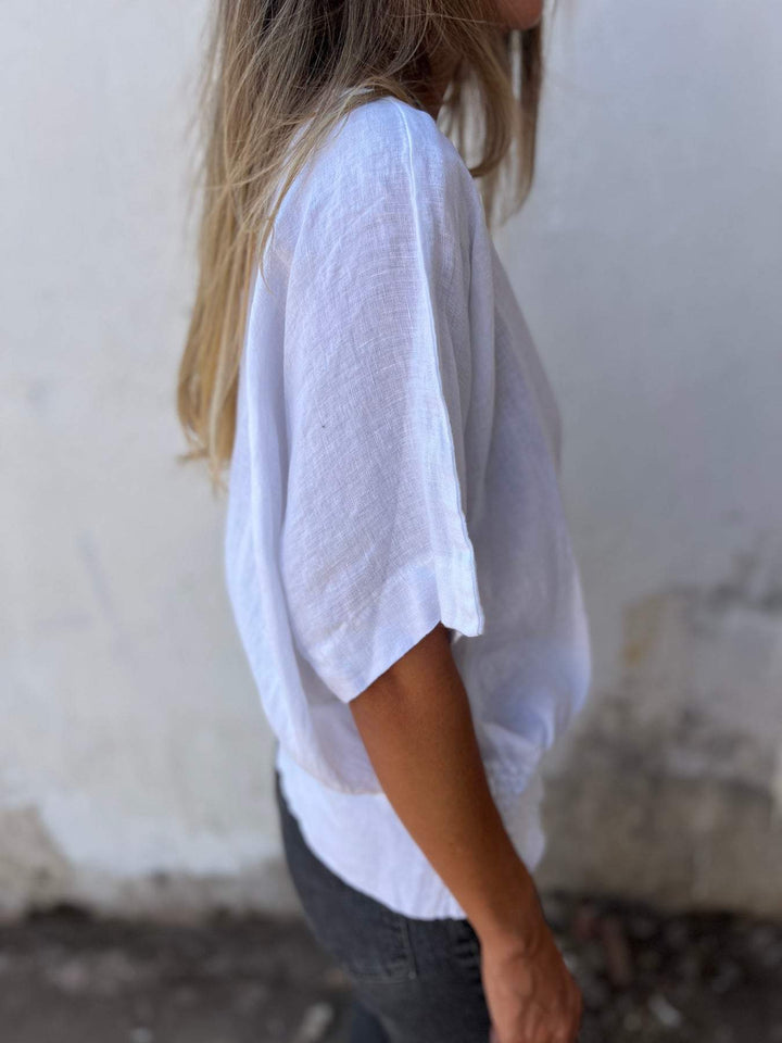 Camiseta confortável acinturada com decote em V